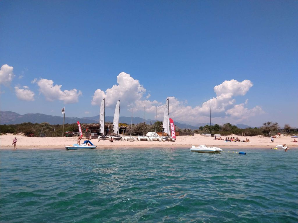 La plage de Cala Rossa et la baie de Porto-Vecchio vues depuis l'école de voile